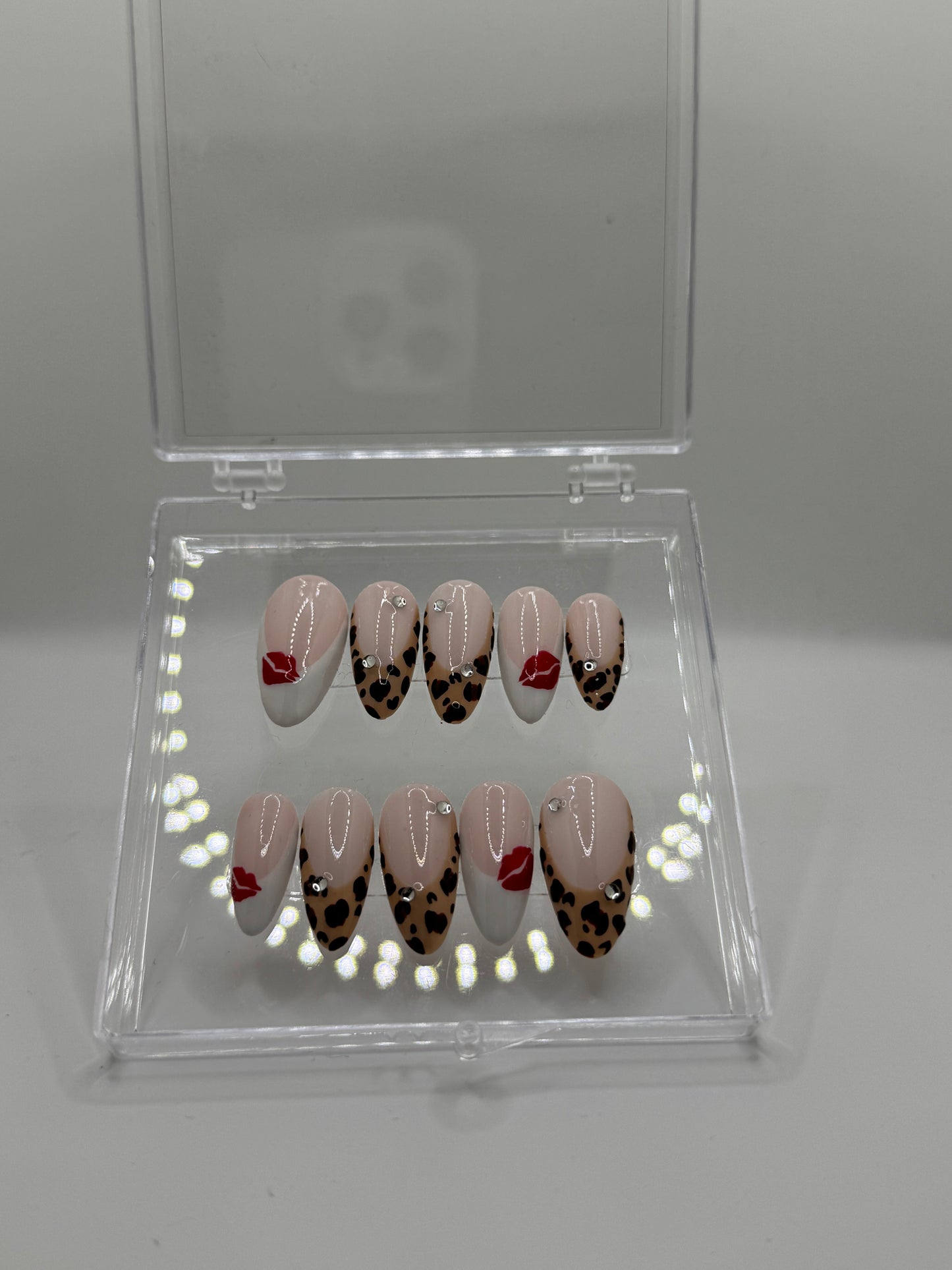 Leopard kiss